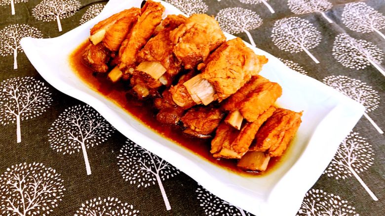 家常烧排骨,鲜香酥软的家常烧排骨,骨酥肉烂,好香啊~