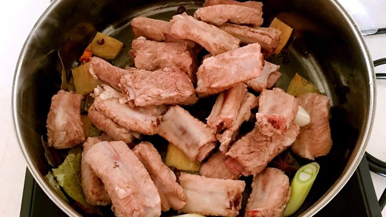 家常烧排骨,加入排骨