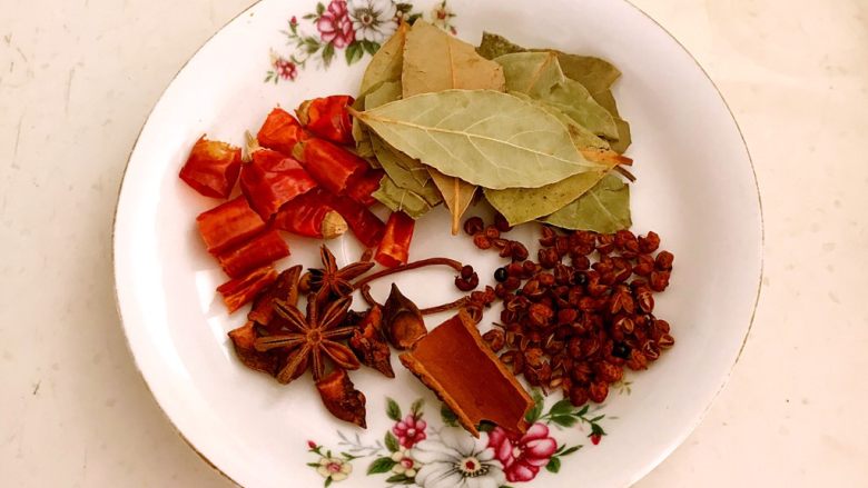 家常烧排骨,准备辅料，<a style='color:red;display:inline-block;' href='/shicai/ 741'>香叶</a>，<a style='color:red;display:inline-block;' href='/shicai/ 710'>桂皮</a>，<a style='color:red;display:inline-block;' href='/shicai/ 695'>八角</a>，<a style='color:red;display:inline-block;' href='/shicai/ 134659'>花椒粒</a>，<a style='color:red;display:inline-block;' href='/shicai/ 86464'>干红辣椒</a>
