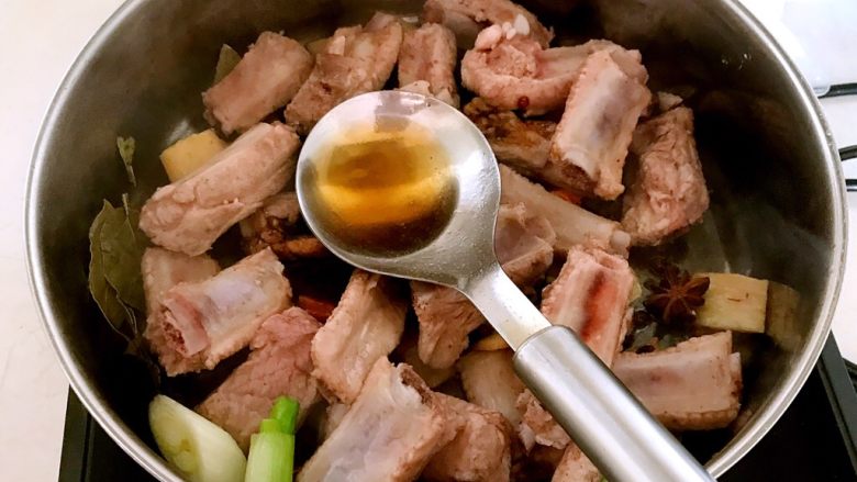 家常烧排骨,加入<a style='color:red;display:inline-block;' href='/shicai/ 718'>料酒</a>