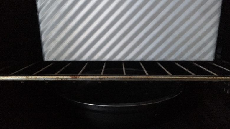 奶酪系列之:奶酪酸奶吐司,放烤箱,底下放一盆热水,进行二次发酵