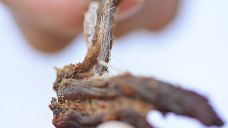 暖身牛肉干,烤制好的牛肉干。辛香有劲。吃过之后胃里很暖，能够感觉到这种由内而外散发的热能。浑身暖暖的，在寒冷的冬天来两块，饱腹又暖身。