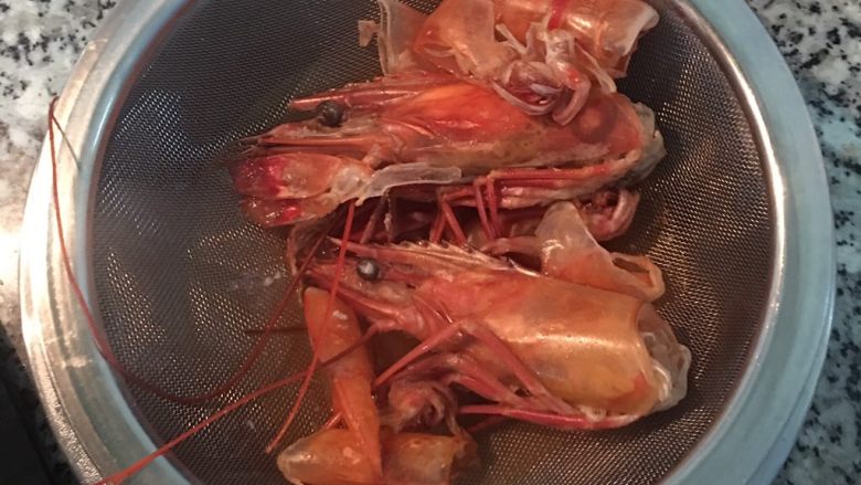 海鲜南瓜浓汤盅,加入淹过虾壳的水量,中大火熬煮到汤汁呈金黄色。