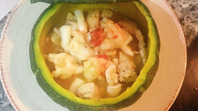 海鲜南瓜浓汤盅,先将汤料舀入南瓜盅中;