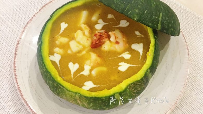 海鲜南瓜浓汤盅,再舀入海鲜南瓜浓汤,用少许烹饪用鲜奶油做装饰即可。