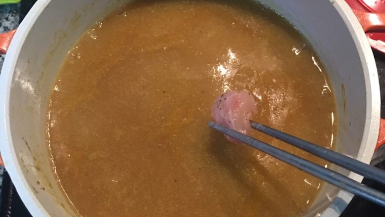 海鲜南瓜浓汤盅,维持小火,先放入鸡胸肉;