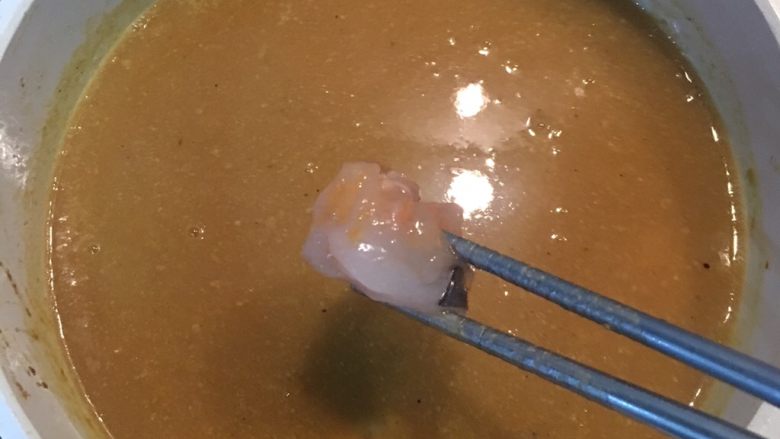 海鲜南瓜浓汤盅,接着放入虾肉;