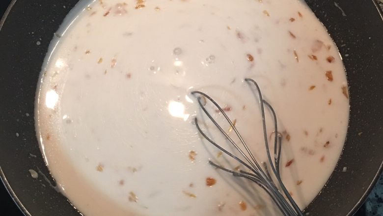 古早油葱粿,再将混合好的油葱粿水,倒回锅里中小火煮,需边煮边搅拌。