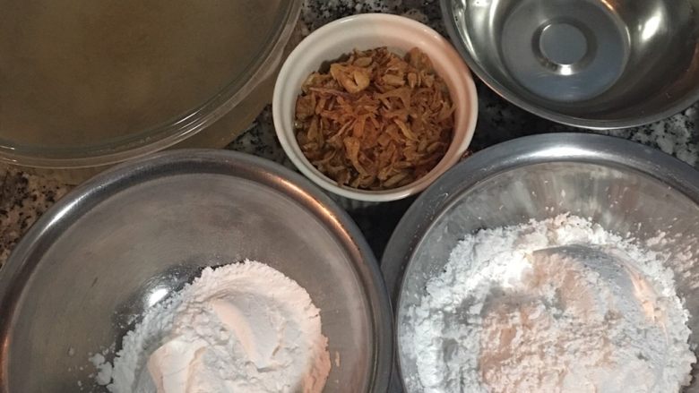 古早油葱粿,高汤块与热水先兑成高汤备用;其他食材则请先秤好。