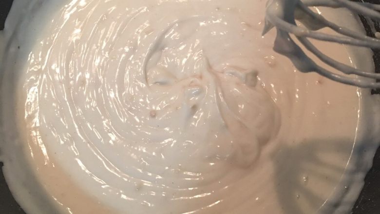 古早油葱粿,只需一下子,煮到粉浆呈黏稠状便可关火,持续搅拌到痕迹不消失即可。