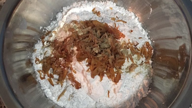 古早油葱粿,将在来米粉、太白粉、白胡椒粉、1/3量的油葱酥、盐,都先倒在大盆里混匀;