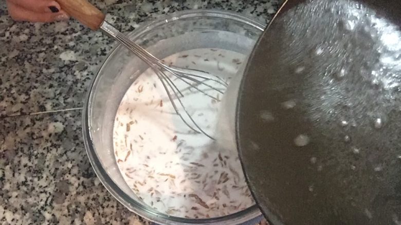 古早油葱粿,冲入混匀的粉料里,边倒边搅拌!