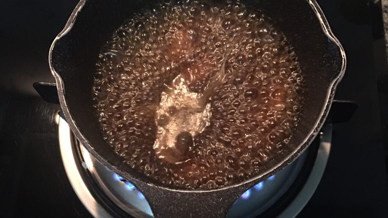 古早油葱粿,煮到可以闻到蒜味时,用少许太白粉勾薄芡,并滴入少许香油拌匀即可。放凉后滤掉蒜头即为蒜味淋酱。
