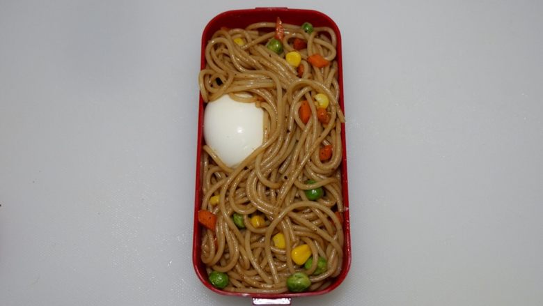女神黑椒意面便当,将面条整理好,遮盖好鸡蛋,顶部是用来做头发的,整理除好看造型。