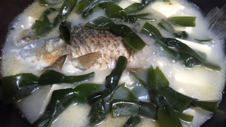 鲫鱼炖豆腐,继续放入海带结炖煮10~15分钟,汤汁会变成乳白色