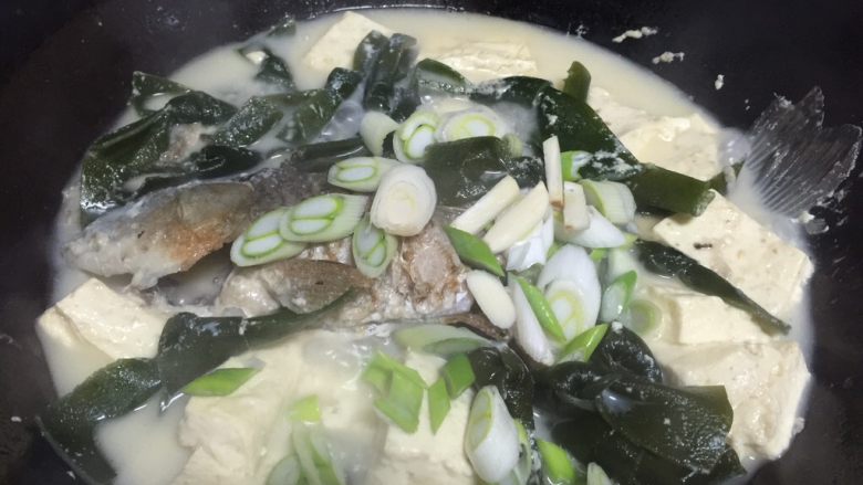 鲫鱼炖豆腐,加入适量盐,鸡精,蒜,葱
