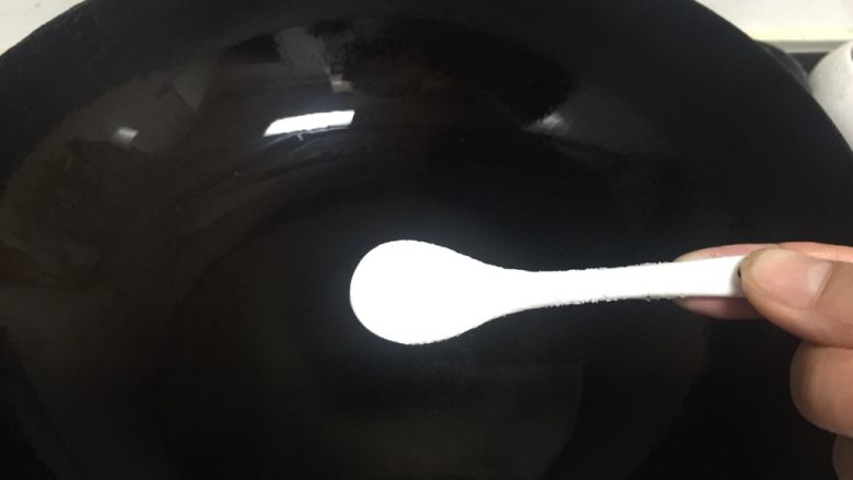 鲫鱼炖豆腐,锅里加油,并加入适量盐,让鱼在煎时不溅油。