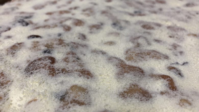 新晋咸口网红——海苔肉松咸蛋黄雪花酥,把面团放在烤盘上,用手压平,继续撒上肉松和糖粉