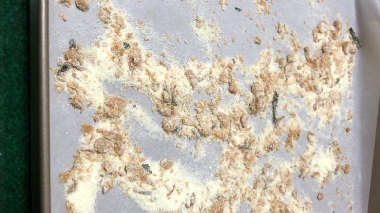 新晋咸口网红——海苔肉松咸蛋黄雪花酥,烤盘上预先撒上肉松和奶粉,摊平分布均匀一些。我用的是28×28的模具,事实证明不铺油纸会粘的爸爸都不认识