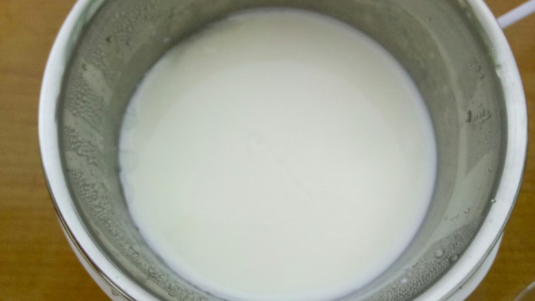 自制酸奶,将纯奶倒入酸奶机容器中,加入酸奶菌搅拌均匀。