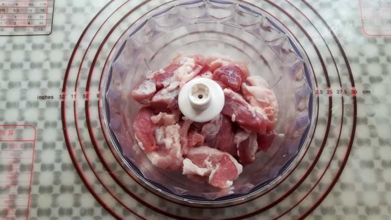 梅干菜烧饼,把猪肉放到绞肉碗里,不要超过最大刻度线