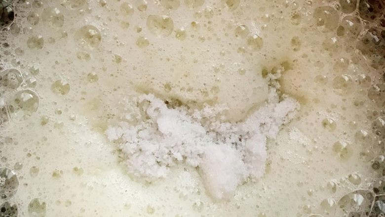 嫣然—四寸鲜花戚风,开始打发蛋白:用电动打蛋器高速打发,打到有大鱼眼泡时加入第一次糖(加三分之一即可)