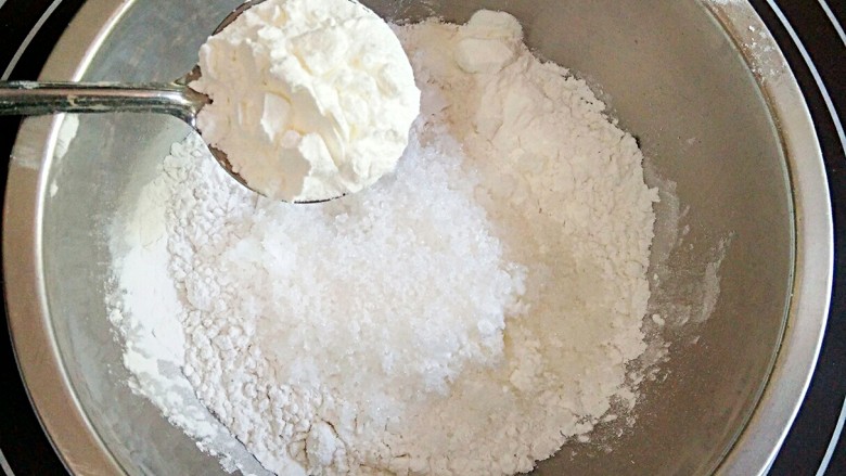 椰蓉奶香驴打滚,在容器中加入100g<a style='color:red;display:inline-block;' href='/shicai/ 520'>糯米粉</a>，15g<a style='color:red;display:inline-block;' href='/shicai/ 3729'>白糖</a>，25g<a style='color:red;display:inline-block;' href='/shicai/ 512'>玉米淀粉</a>。<a style='color:red;display:inline-block;' href='/shicai/ 3729'>白糖</a>的量可以根据个人口味增减。