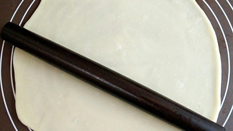 椰蓉奶香驴打滚,将糯米团擀成4-5mm厚的薄饼。