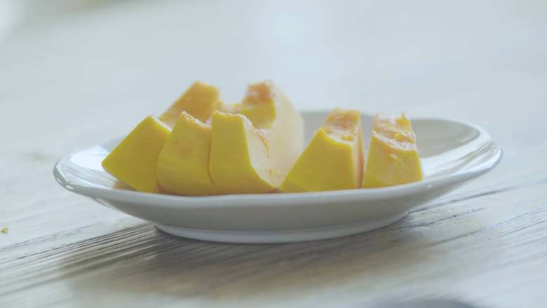 南瓜松饼,切100克的<a style='color:red;display:inline-block;' href='/shicai/ 53'>南瓜</a>蒸熟,然后搅打成泥。