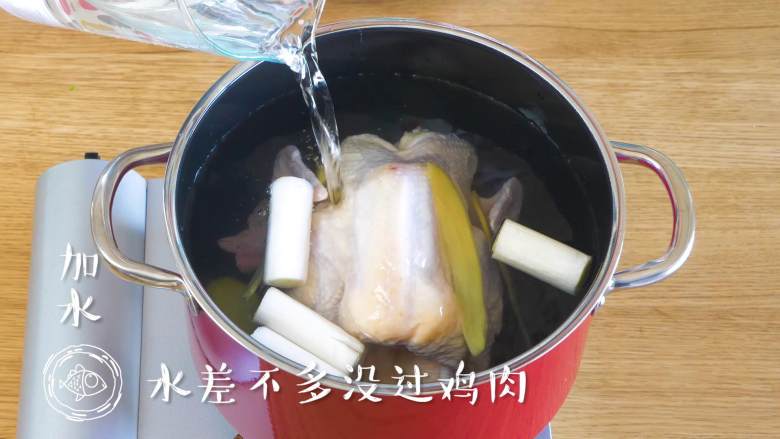 12m+葱油鸡(宝宝辅食),整鸡放到锅里,加姜片、葱段、加水没过鸡肉,大火煮开~
