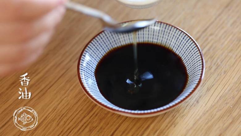 12m+葱油鸡(宝宝辅食),葱油酱汁非常简单:放适量酱油、柠檬汁、一勺香油、葱花即可~