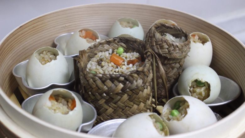糯米蛋,剩下的一点馅料我放入了草袋里,我用蒸笼不滴水就没有包锡纸