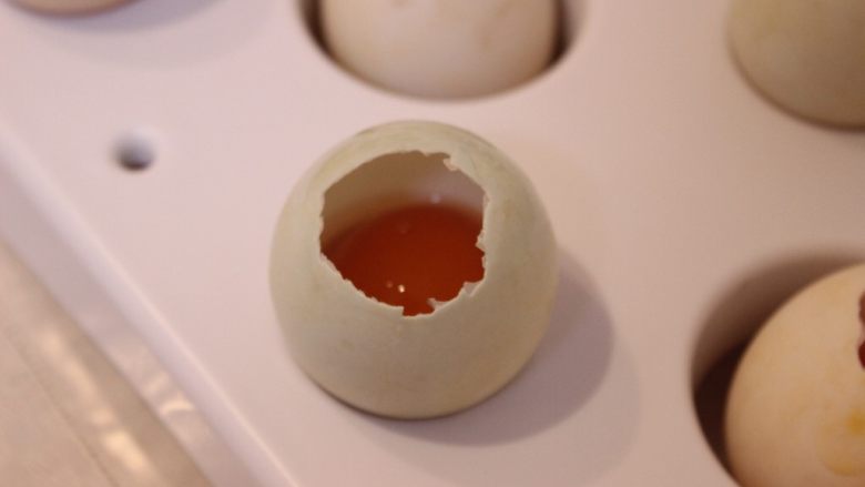 糯米蛋,扣出一个小圆洞,倒出蛋清