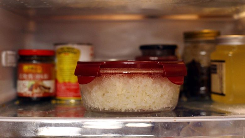 五彩斑斓菠萝饭,蒸熟的糯米待凉后放入冰箱冷藏3小时,用经过冷藏的米饭炒至的<a style='color:red;display:inline-block;' href='/shicai/ 597'>菠萝</a>饭会粒粒分明。