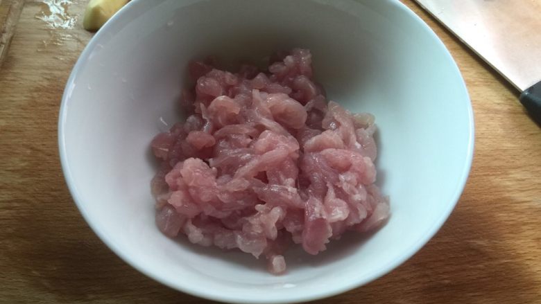 木耳炒肉丝,将猪肉放进碗里