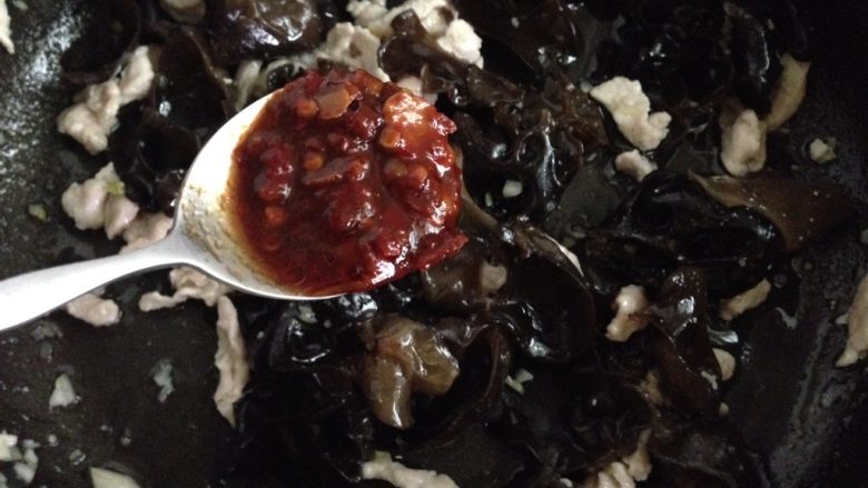 木耳炒肉丝,放入一勺<a style='color:red;display:inline-block;' href='/shicai/ 691'>辣椒酱</a>