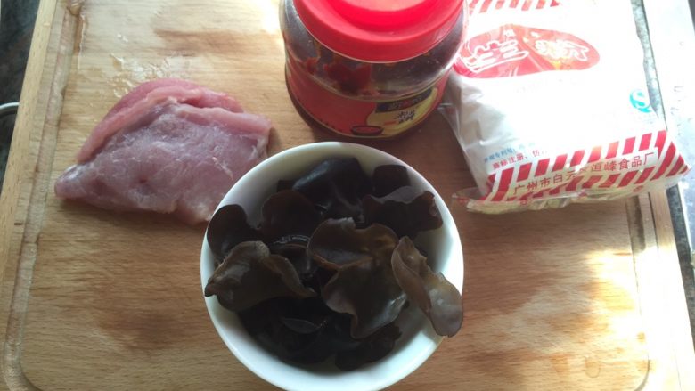 木耳炒肉丝,准备好所需要的材料