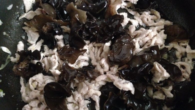 木耳炒肉丝,放入木耳，和肉丝一起炒匀