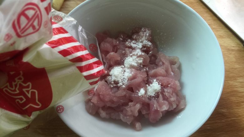 木耳炒肉丝,倒入少许生粉