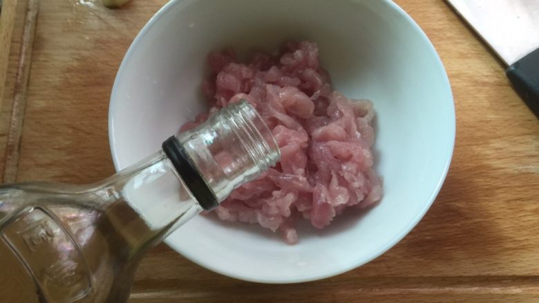 木耳炒肉丝,倒入1勺<a style='color:red;display:inline-block;' href='/shicai/ 718'>料酒</a>