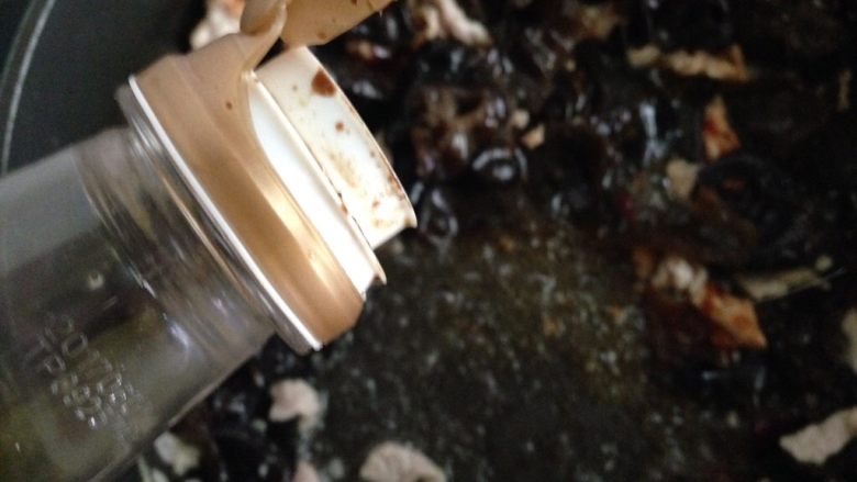 木耳炒肉丝,再倒一些<a style='color:red;display:inline-block;' href='/shicai/ 692'>酱油</a>