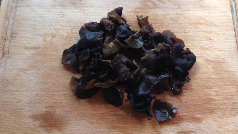 木耳炒肉丝,<a style='color:red;display:inline-block;' href='/shicai/ 233'>木耳</a>洗干净，用手撕成小块