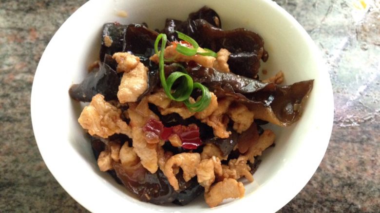 木耳炒肉丝,盛到碗里，用点葱花装饰下