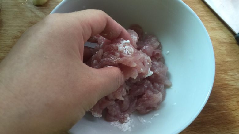 木耳炒肉丝,用手抓匀，腌制一会，炒的时候就不会老