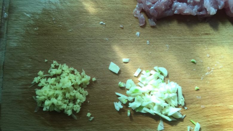 木耳炒肉丝,<a style='color:red;display:inline-block;' href='/shicai/ 37'>姜</a>蒜切碎