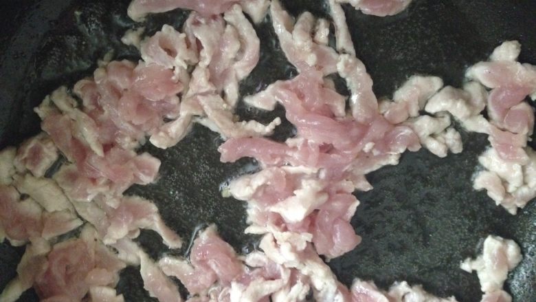 木耳炒肉丝,锅里倒油，放肉丝快速炒散，炒至变色