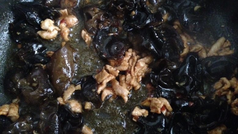 木耳炒肉丝,大火翻炒均匀就可以了