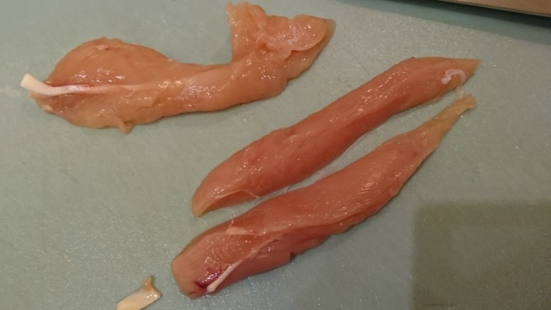 香酥鸡柳棒 Chicken finger,仔細的將白色的肌腱切掉,然後切半