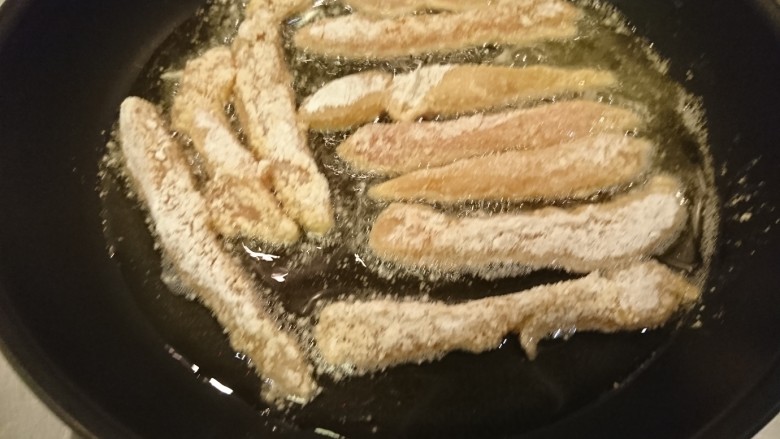 香酥鸡柳棒 Chicken finger,分兩次下雞小胸,別急著翻面,慢慢煎