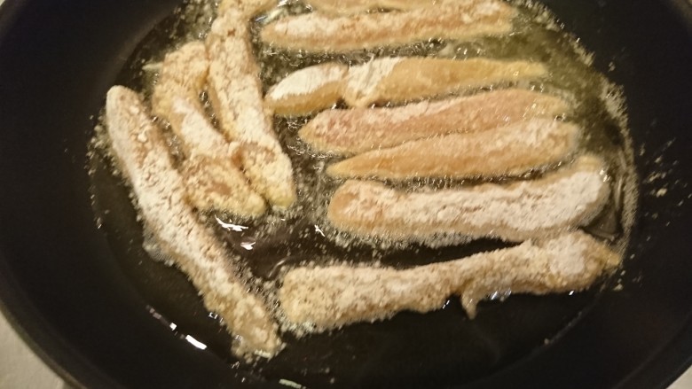 香酥鸡柳棒 Chicken finger,分兩次下雞小胸，別急著翻面，慢慢煎